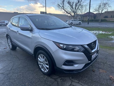 Used 2021 Nissan Rogue Sport S image 2