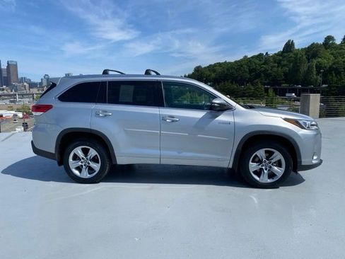 Used 2019 Toyota Highlander Limited AWD/4WD image 2