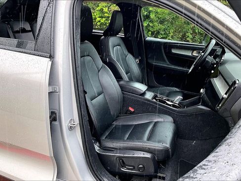 Certified 2025 Volvo XC40 B5 Plus AWD/4WD image 8
