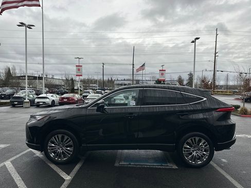 Used 2024 Toyota Venza XLE image 6