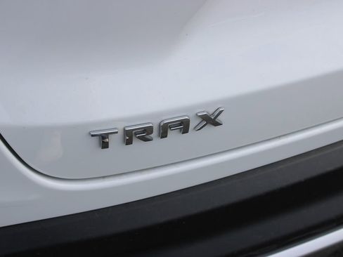 Used 2025 Chevrolet Trax LT w/ LT Convenience Package image 14