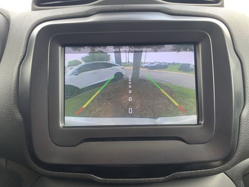 Used 2018 Jeep Renegade Latitude w/ Cold Weather Group AWD/4WD image 20