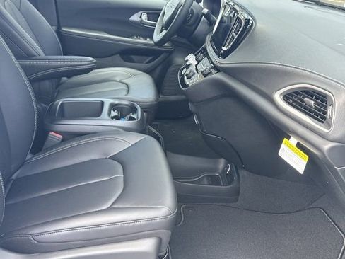 New 2026 Chrysler Pacifica Select image 13
