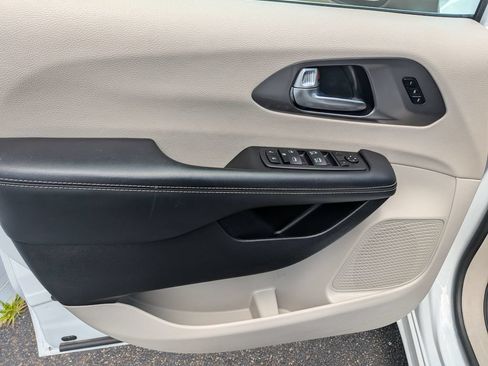 Used 2023 Chrysler Pacifica Touring-L FWD image 34