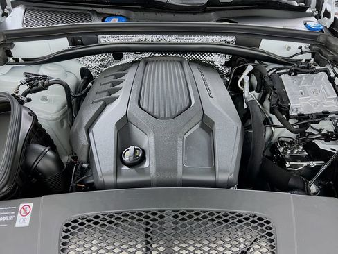 New 2026 Porsche Macan image 32