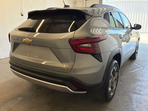 Used 2025 Chevrolet Trax LT w/ LT Convenience Package FWD image 5