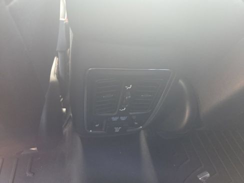 Used 2018 Jeep Grand Cherokee Overland RWD image 11