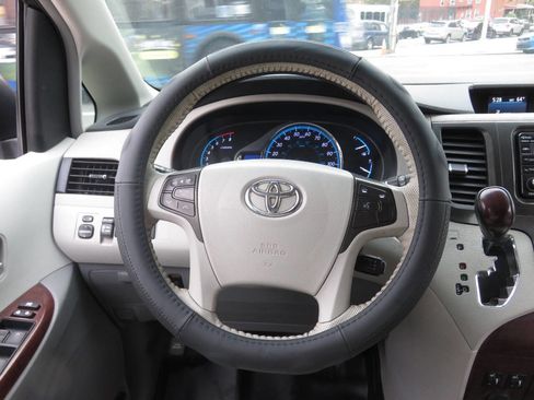 Used 2014 Toyota Sienna XLE image 14