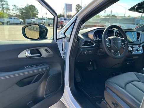 New 2025 Chrysler Pacifica Select image 13