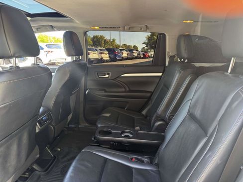 Used 2019 Toyota Highlander XLE AWD/4WD image 10
