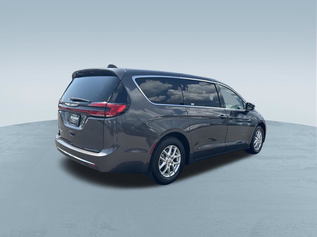 Used 2023 Chrysler Pacifica Touring-L FWD image 8