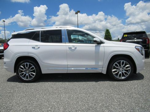 Used 2023 GMC Terrain Denali AWD/4WD image 2