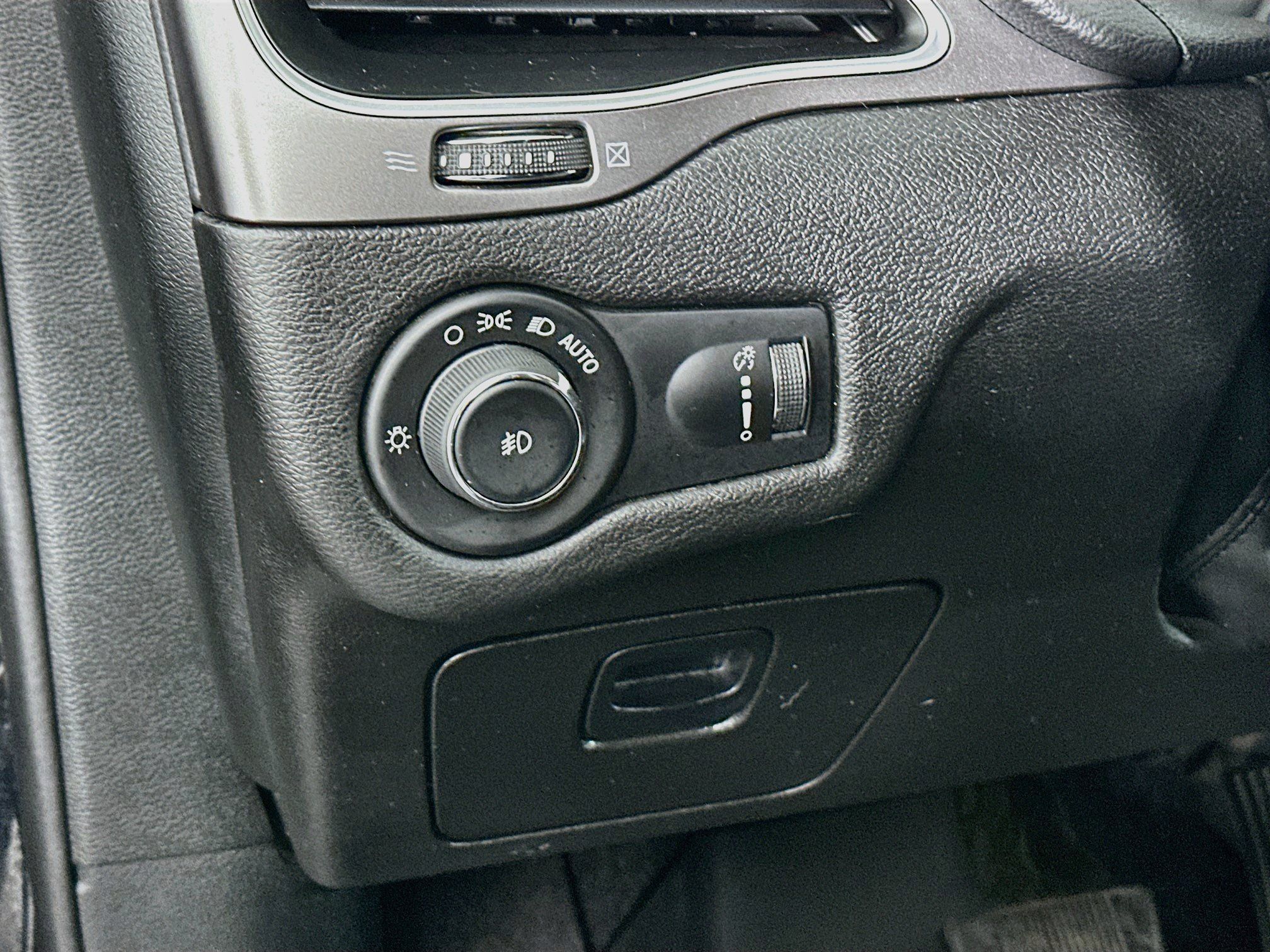Used 2019 Jeep Cherokee Latitude w/ Popular Appearance Group FWD image 16