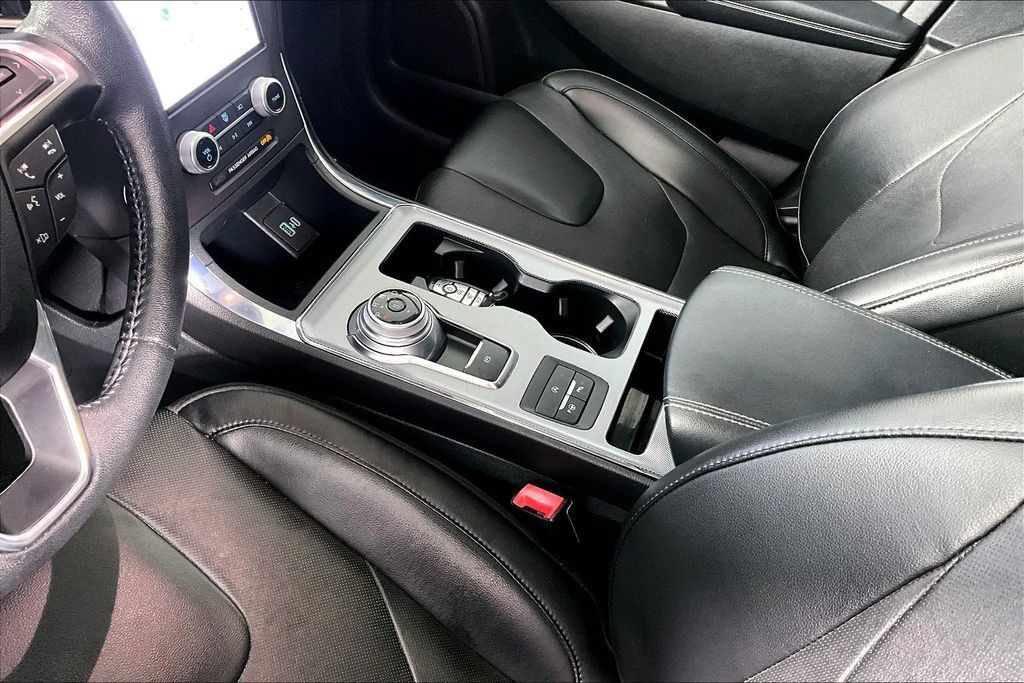 Used 2021 Ford Edge Titanium w/ Equipment Group 301A FWD image 17