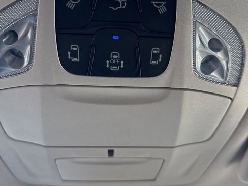 Used 2024 Chrysler Pacifica Touring-L image 18