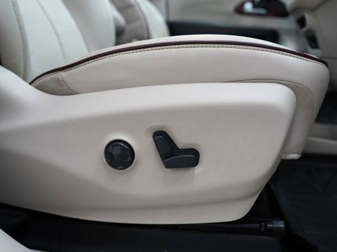 Used 2017 Chrysler Pacifica Limited w/ UConnect Theater Package FWD image 29