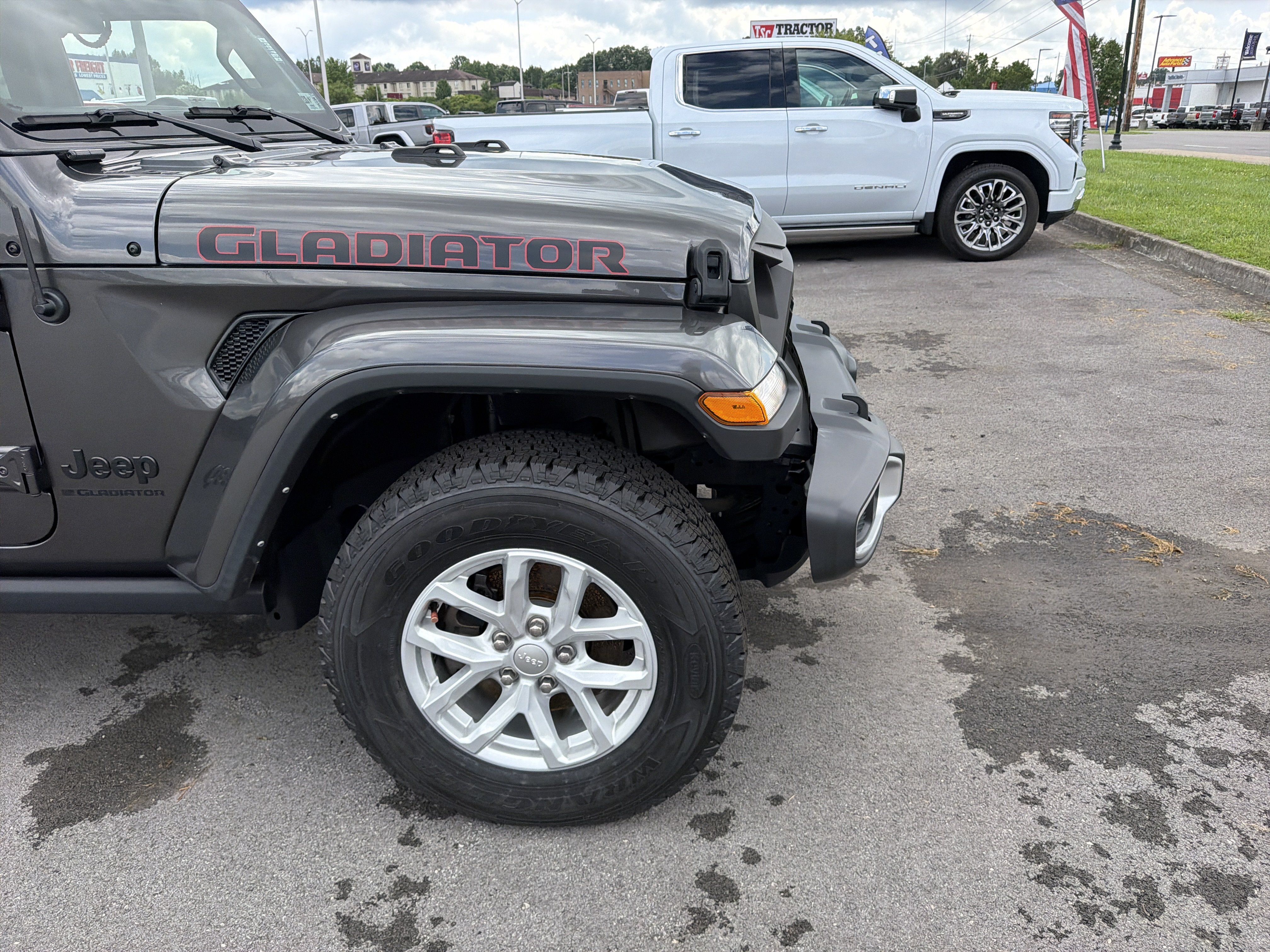 Used 2023 Jeep Gladiator Sport AWD/4WD image 4