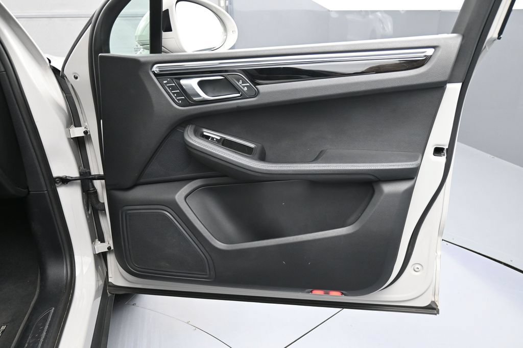 Certified 2023 Porsche Macan Turbo AWD/4WD image 29
