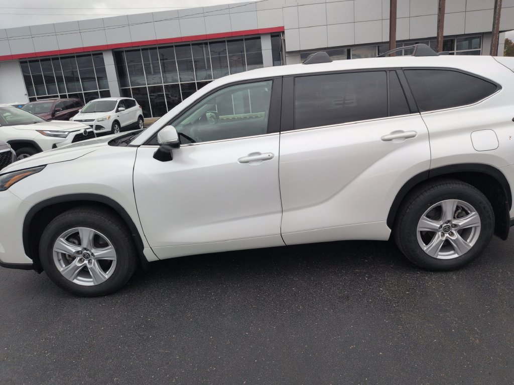 Used 2023 Toyota Highlander L FWD image 2