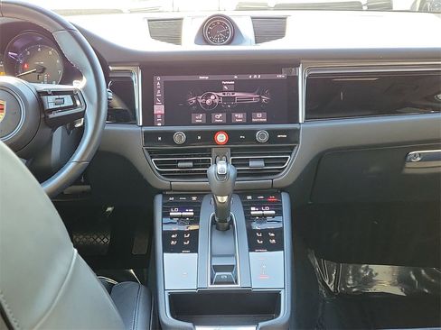 Certified 2024 Porsche Macan image 22