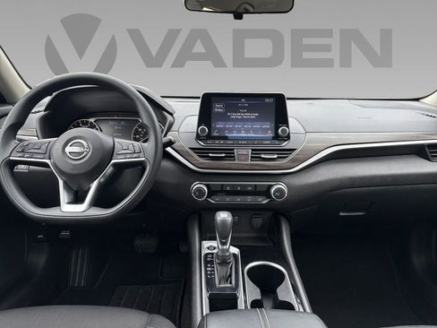 Used 2024 Nissan Altima 2.5 SV image 2