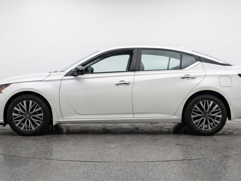 Used 2025 Nissan Altima 2.5 SV FWD image 5