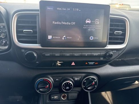 Used 2022 Hyundai Venue SE image 21