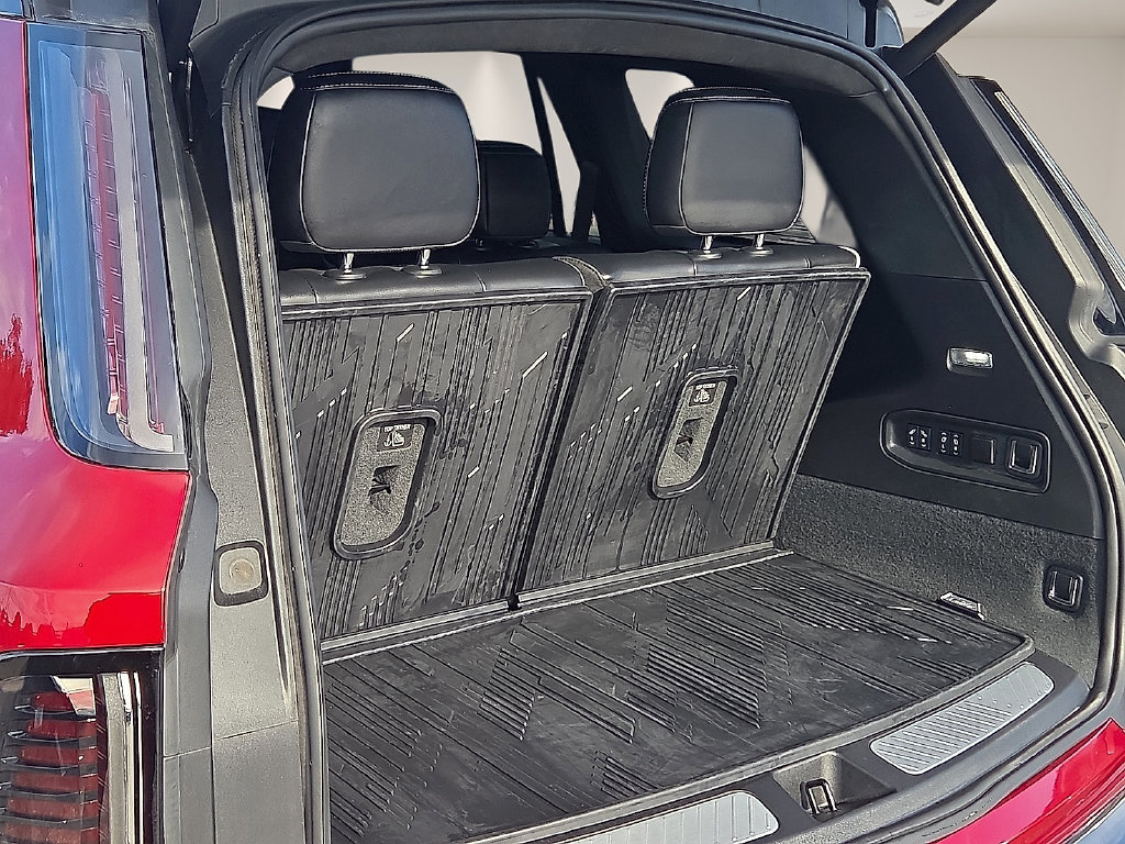 Used 2026 Cadillac Vistiq Platinum w/ LPO, Floor Liner Package AWD/4WD image 10