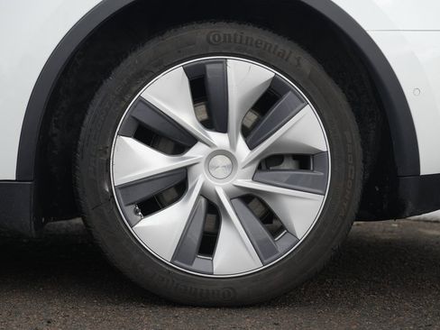 Used 2022 Tesla Model Y Long Range image 14