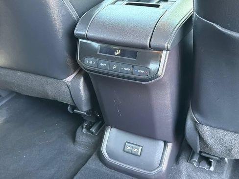 Used 2022 Toyota Highlander XLE AWD/4WD image 16