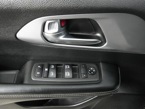 Used 2022 Chrysler Pacifica Touring image 13