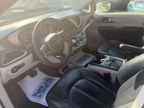 Used 2022 Chrysler Pacifica Touring-L FWD image 11