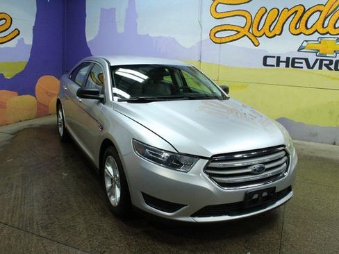 Used 2017 Ford Taurus SE image 2
