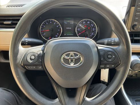 Used 2019 Toyota RAV4 LE FWD image 18
