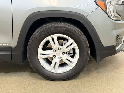 Used 2024 GMC Terrain SLE w/ Driver Convenience Package FWD image 4