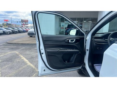 Used 2025 Jeep Compass Trailhawk AWD/4WD image 8