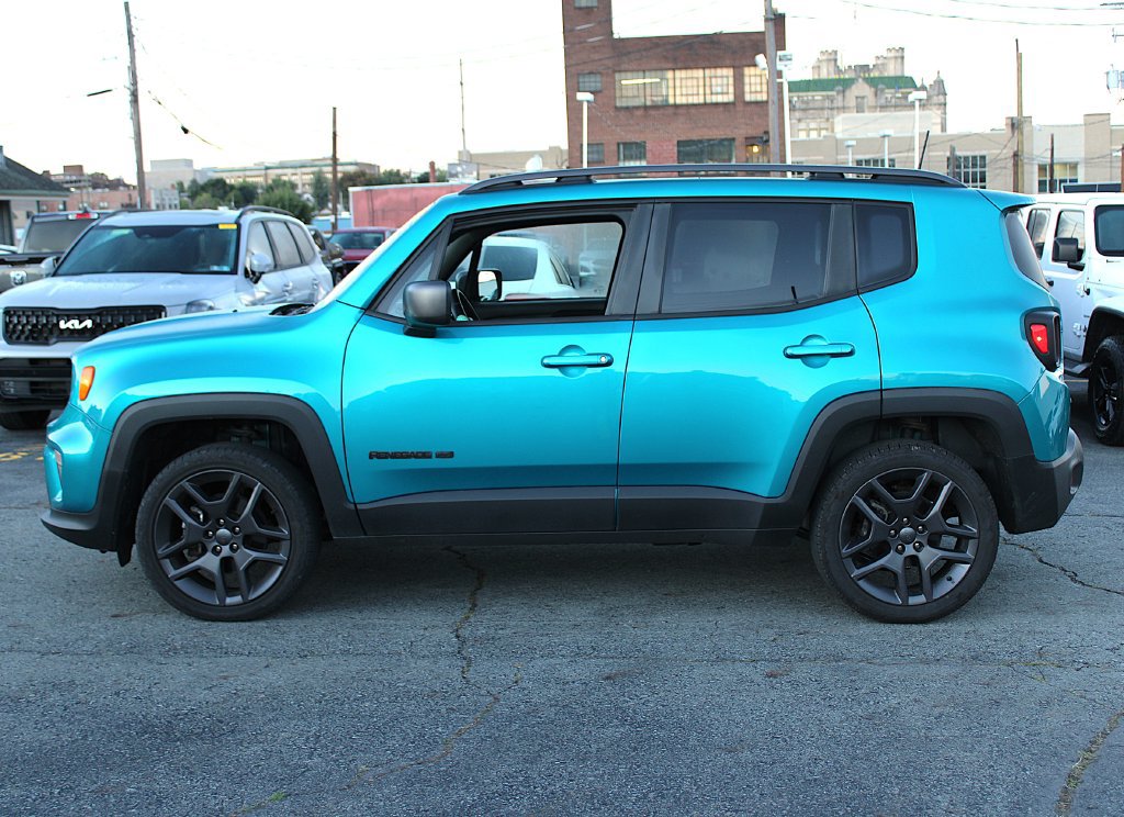 Certified 2021 Jeep Renegade Latitude w/ Sun & Sound Group AWD/4WD image 3