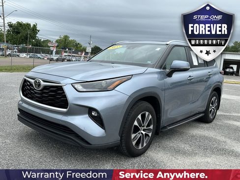 Used 2022 Toyota Highlander XLE FWD image 2