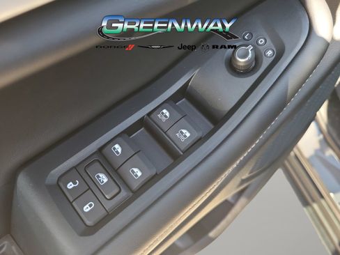 Used 2025 Jeep Grand Cherokee Limited RWD image 17