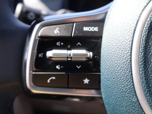 Used 2025 Kia Carnival EX FWD image 37