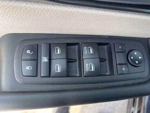 Used 2024 Chrysler Pacifica Touring-L image 46