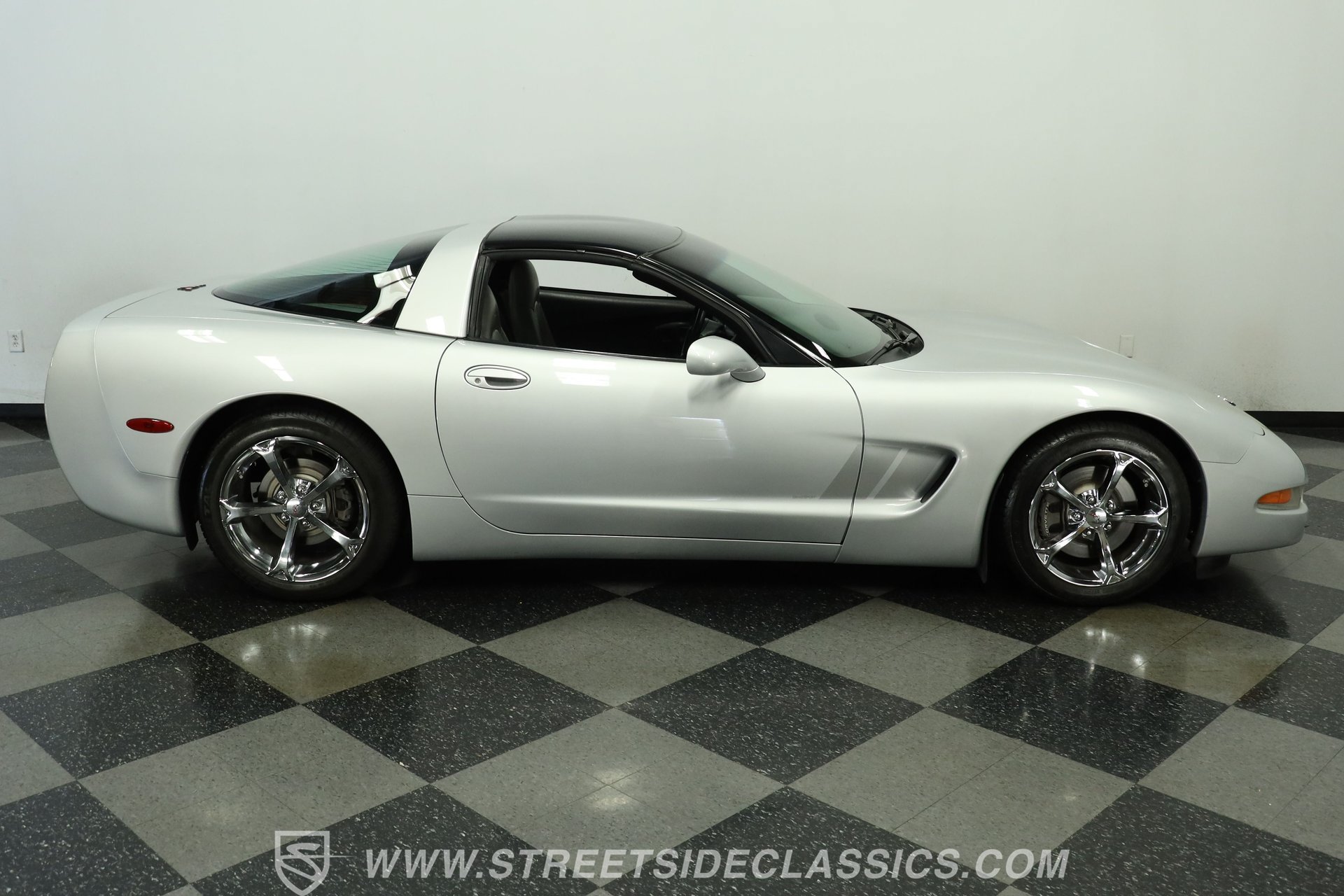Used 1998 Chevrolet Corvette Coupe w/ Roof Pkg RWD image 12
