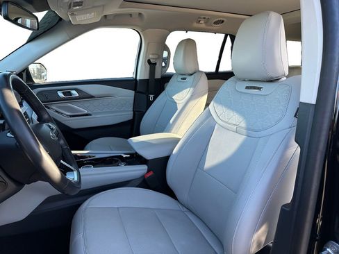 Certified 2025 Ford Explorer Platinum w/ Ultimate Package image 9