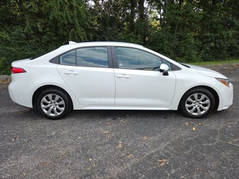 Used 2025 Toyota Corolla LE FWD image 5