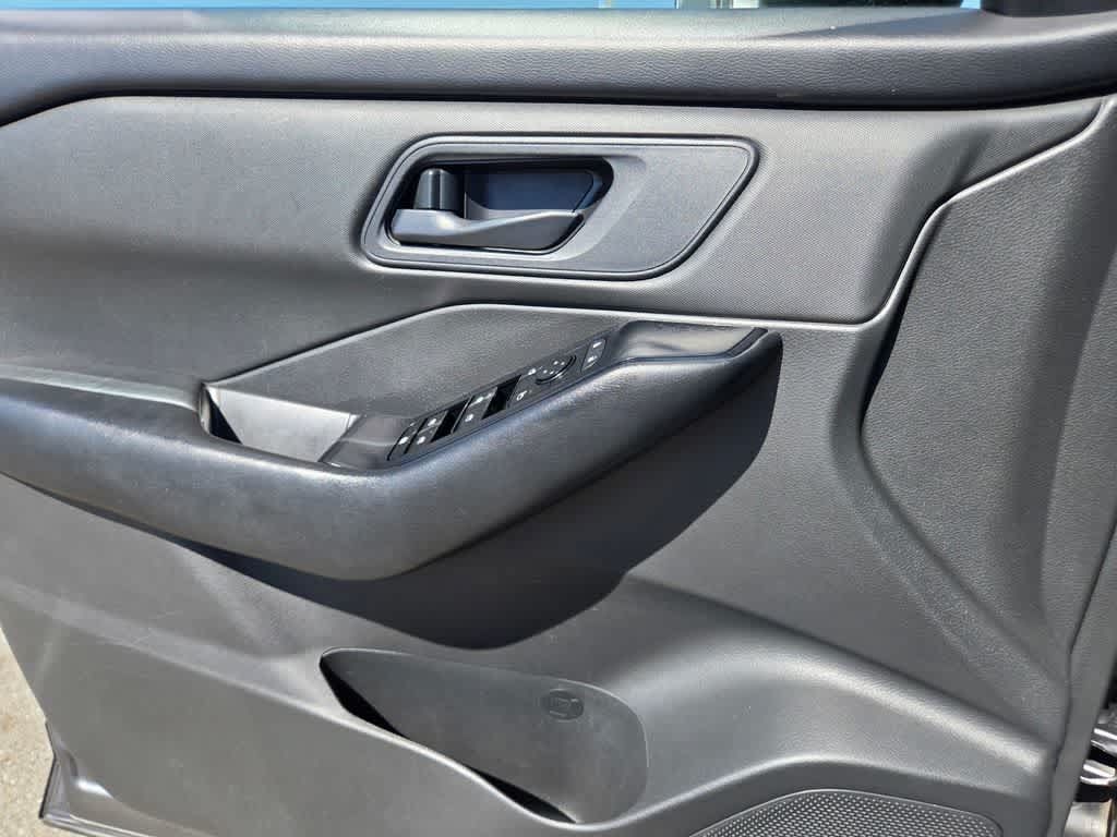 Used 2024 Nissan Rogue S FWD image 19