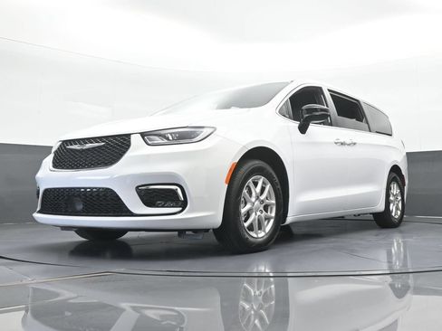 Used 2025 Chrysler Pacifica Select FWD image 50