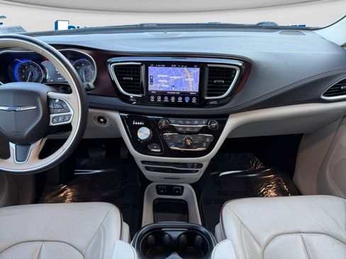 Used 2017 Chrysler Pacifica Limited w/ UConnect Theater Package FWD image 18
