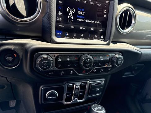Used 2020 Jeep Wrangler Unlimited Sahara AWD/4WD image 28