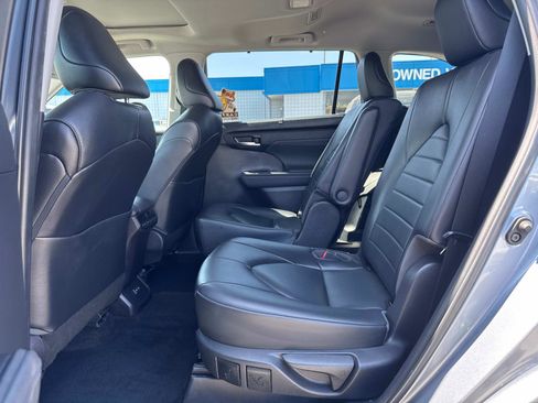 Used 2022 Toyota Highlander XLE image 19