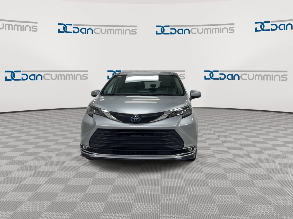 Used 2023 Toyota Sienna XLE AWD/4WD image 3
